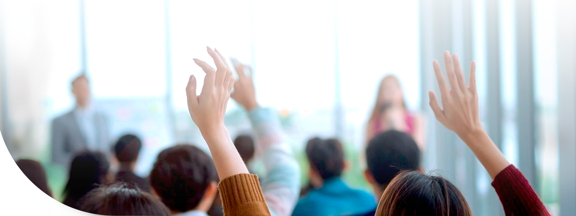 Ciudadanos participando en un evento y tienen sus manos levantadas
