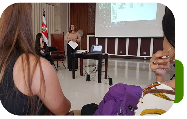 Señora de pie exponiendo al público