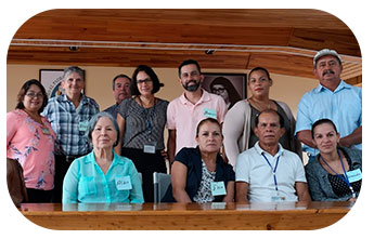 Grupo de once personas de frente, mientras les toman fotografía