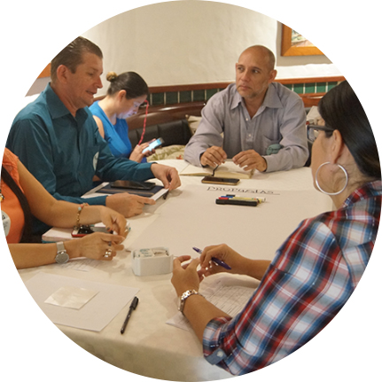 Cinco personas reunidas en una sesión de trabajo