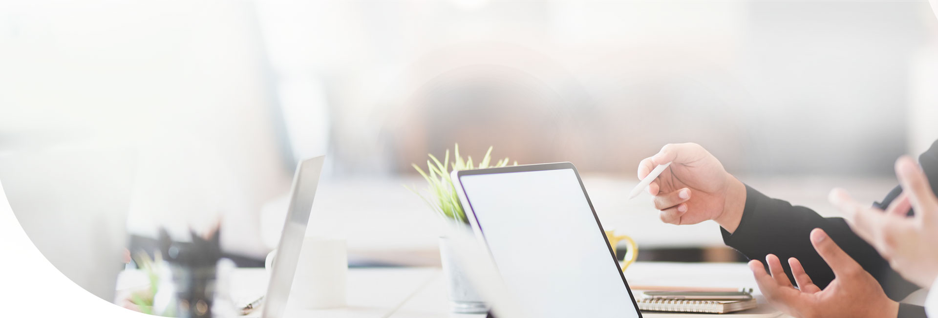 Mano señalando con un lapicero, la pantalla de una computadora portátil