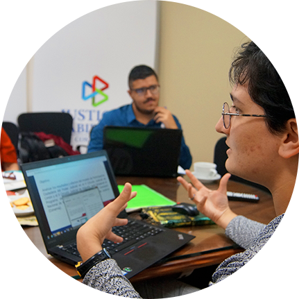 Compañeros de Justicia Abierta del Poder Judicial en una charla