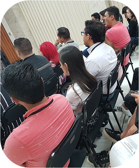 Personas participando en una charla