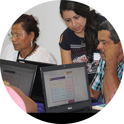 Tres personas  trabajando con sus computadoras