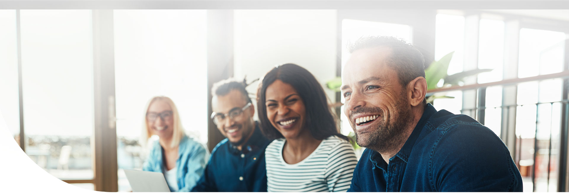 Cuatro personas reunidas, dos mujeres y dos hombres