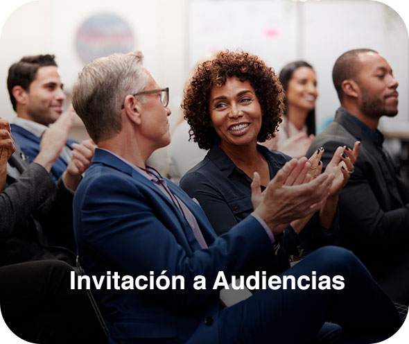 Personas sentadas en auditorio