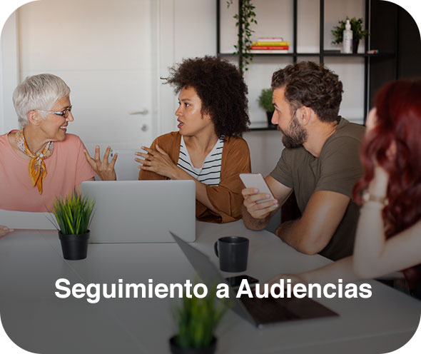 Personas reunidas al rededor de una mesa