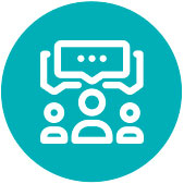 Se representa a tres personas por medio de un icono, con una burbuja de diálogo 