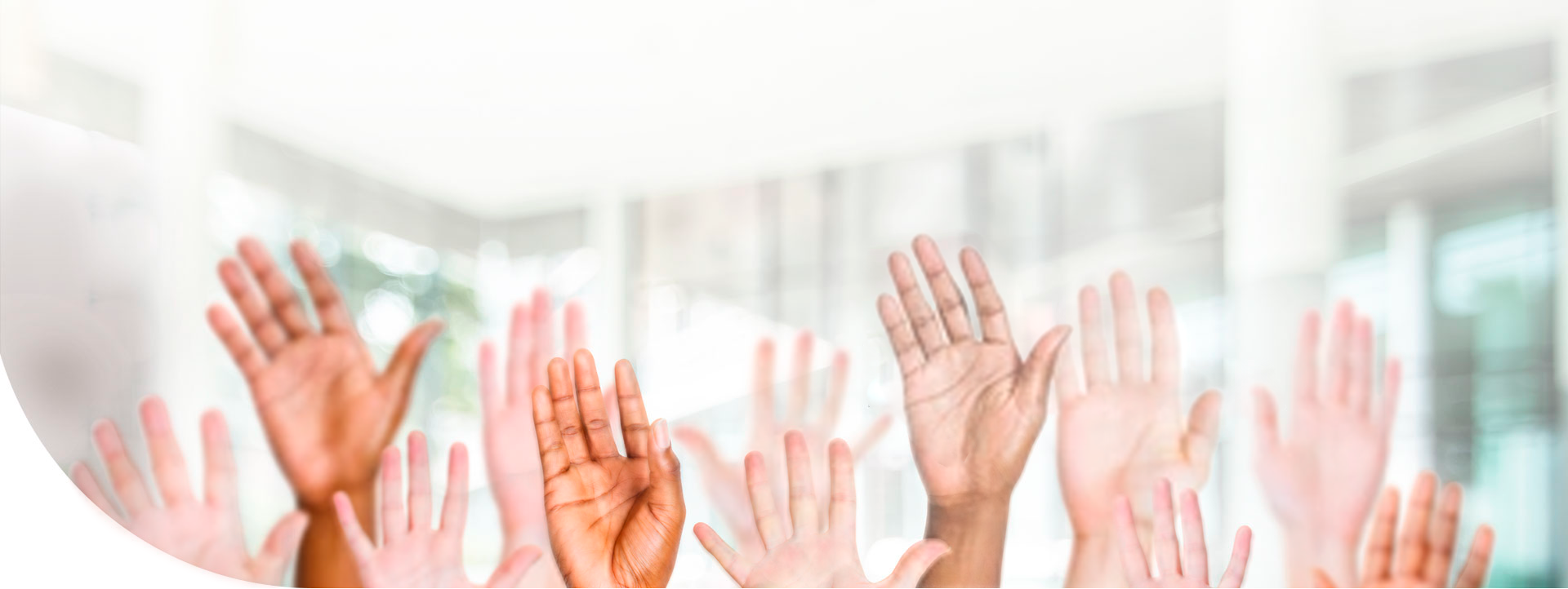 Grupo de personas levantando las manos